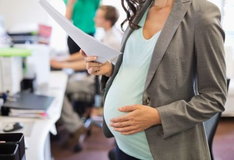 Pregnant-businesswoman-working-in-office