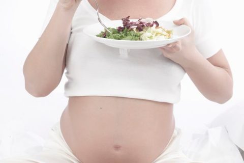 pregnant-woman-eating-salad
